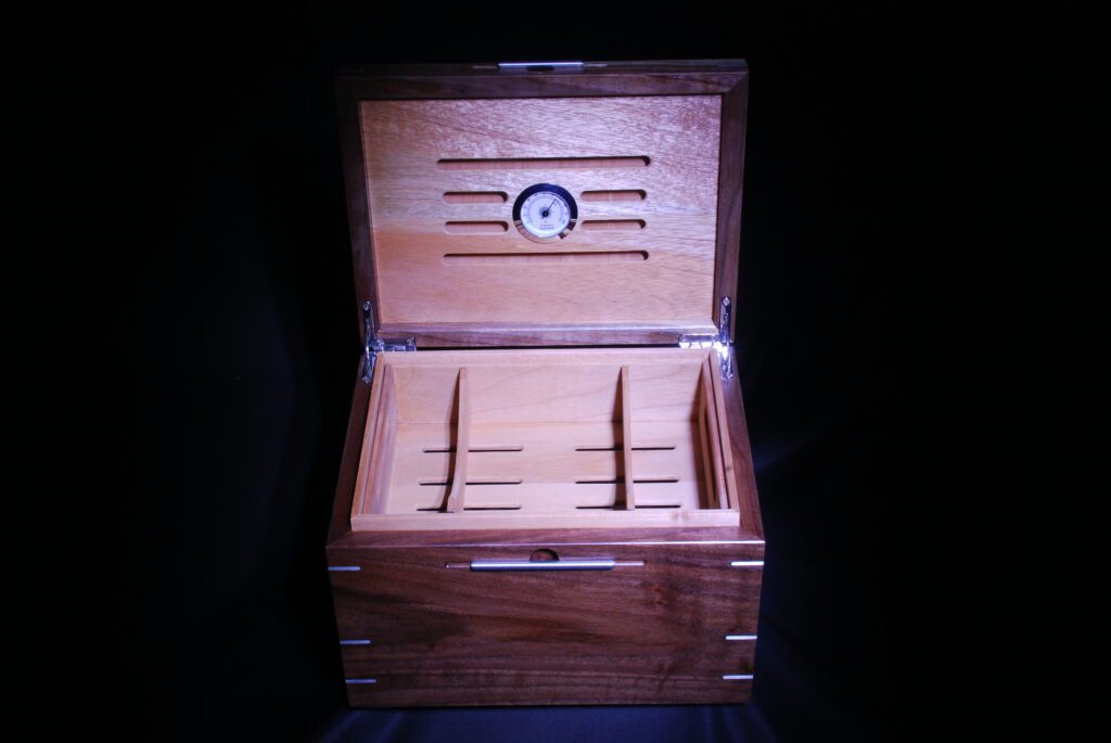 Stunning desktop humidor with dividers